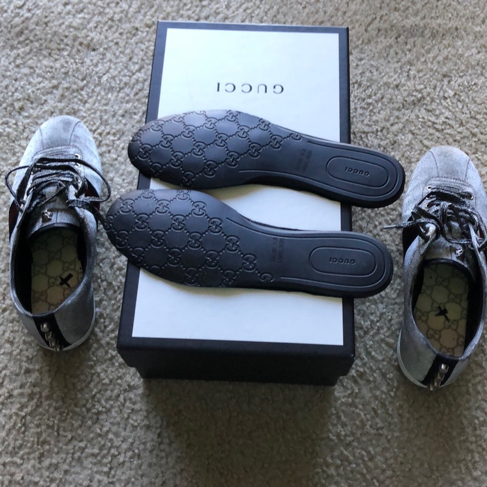 Size 9 , I got a couples girls with this shoes